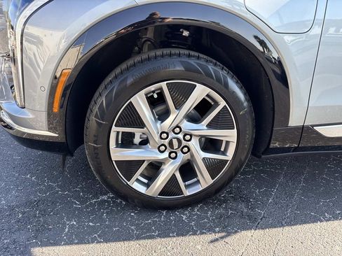 New 2026 Cadillac Optiq Luxury 2 image 10