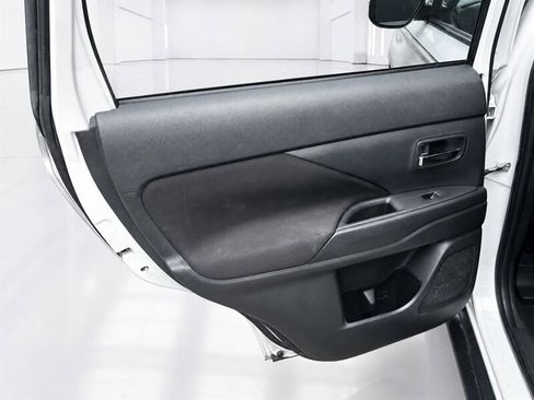 Used 2014 Mitsubishi Outlander ES FWD image 33