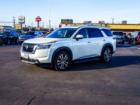 Used 2023 Nissan Pathfinder Platinum w/ Lighting Package (N93) image 3