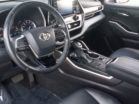 Used 2021 Toyota Highlander XLE FWD image 14
