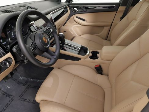 Used 2025 Porsche Macan image 34