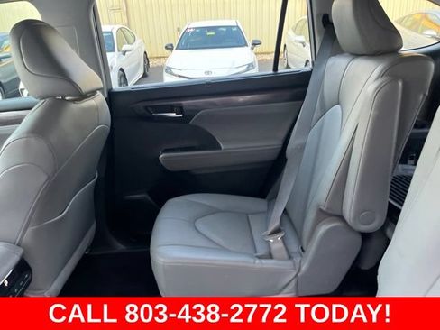 Used 2023 Toyota Highlander Limited FWD image 13