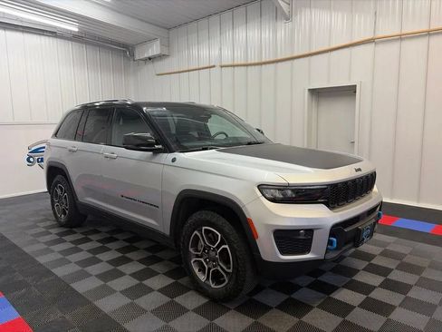Used 2023 Jeep Grand Cherokee Trailhawk w/ Luxury Tech Group III AWD/4WD image 3