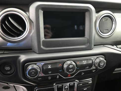 Used 2019 Jeep Wrangler Unlimited Sahara image 10