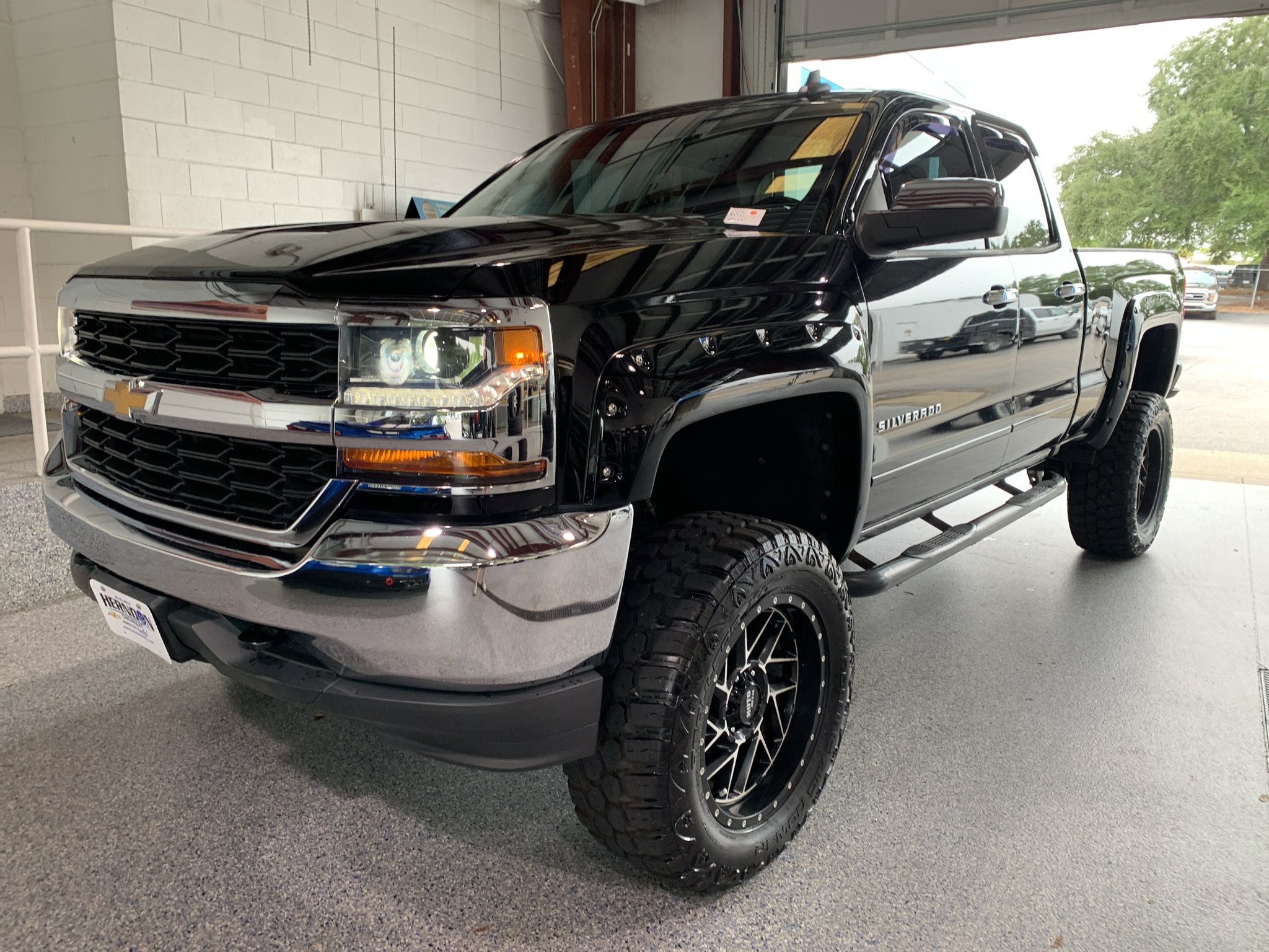 Used 2018 Chevrolet Silverado 1500 LT AWD/4WD image 4