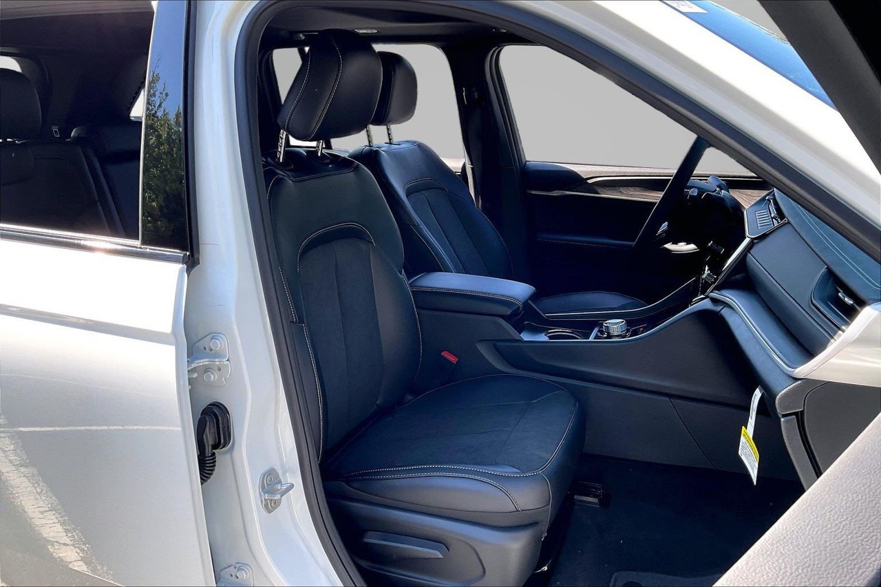 New 2027 Jeep Grand Cherokee Altitude RWD image 21