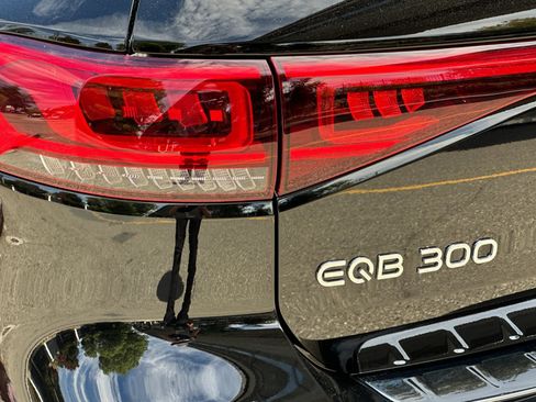 Certified 2023 Mercedes-Benz EQB 300 4MATIC image 31