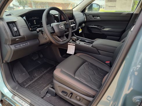 New 2026 Nissan Pathfinder Platinum FWD image 2