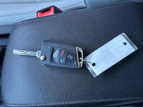 Used 2020 Volkswagen Tiguan SE image 27