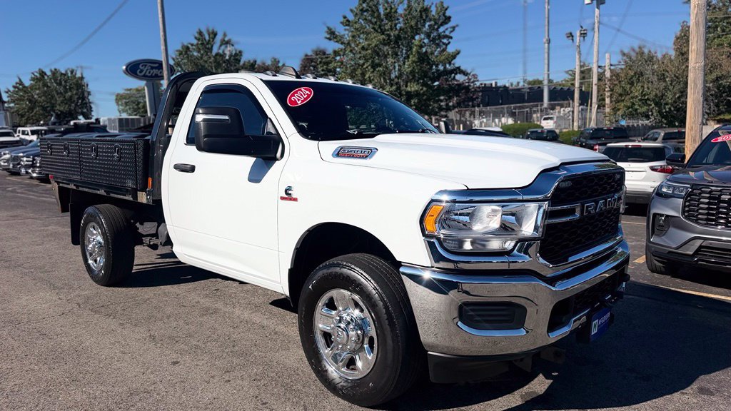 Used 2024 RAM 3500 Tradesman w/ Chrome Appearance Group AWD/4WD image 9