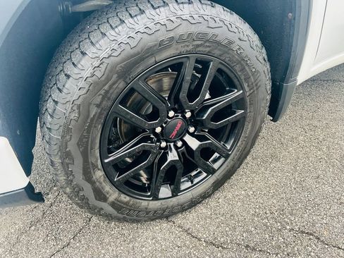 Used 2023 GMC Sierra 1500 Elevation image 13