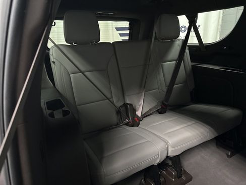 Used 2023 Chevrolet Suburban Z71 w/ Luxury Package image 22