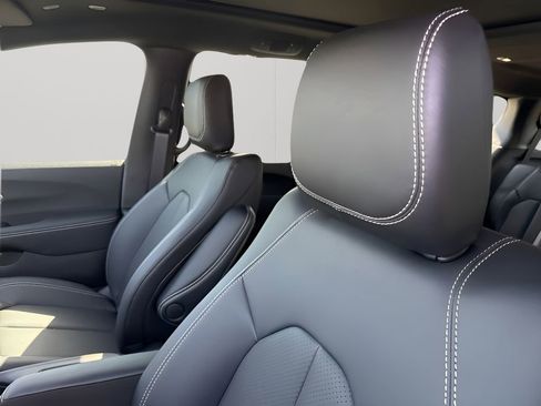 New 2025 Chrysler Pacifica Select image 18
