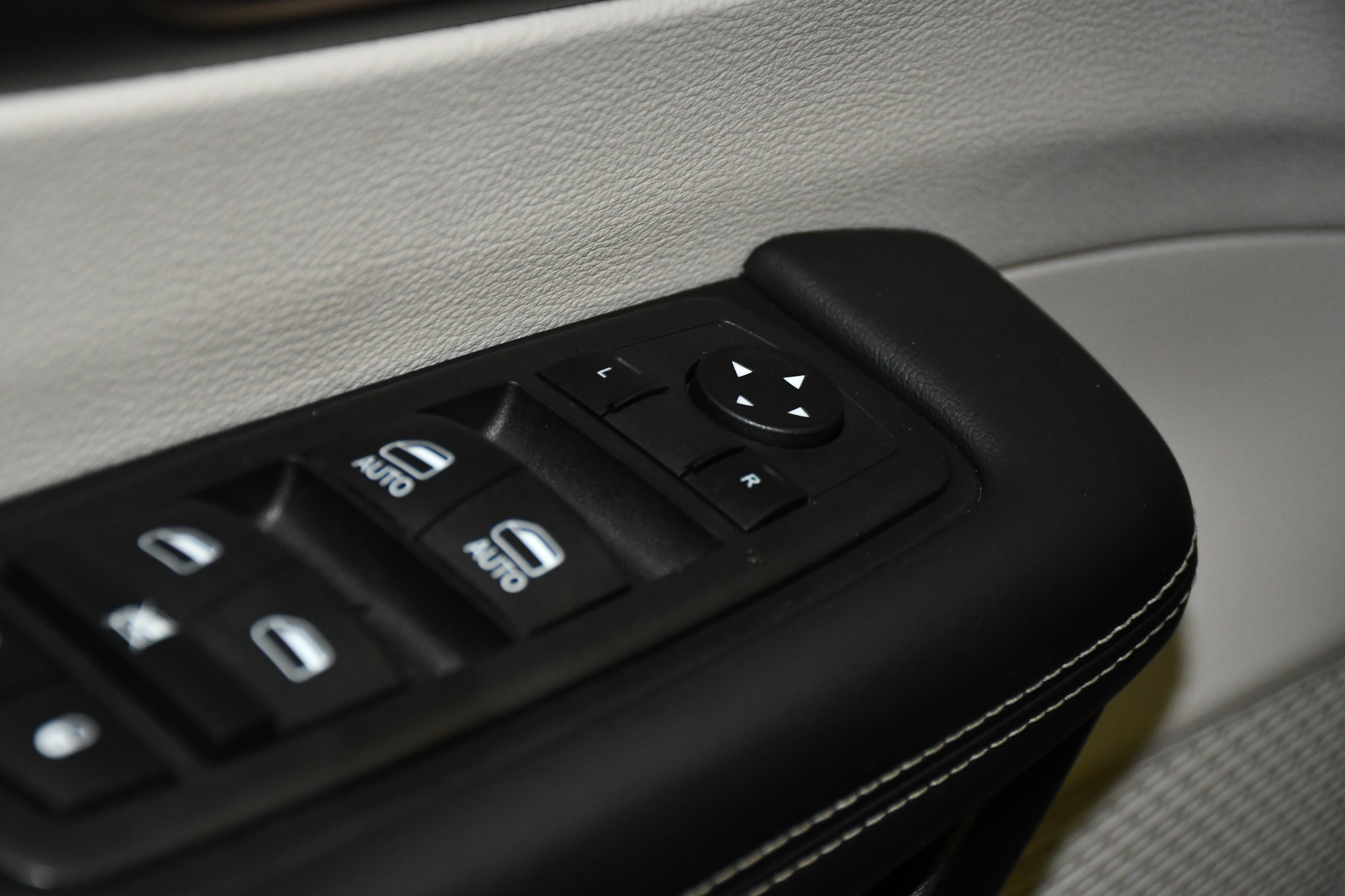 Used 2023 Chrysler Voyager LX FWD image 33