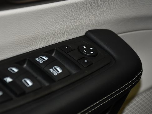 Used 2023 Chrysler Voyager LX FWD image 33