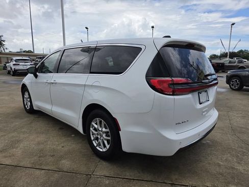 Used 2025 Chrysler Pacifica Select FWD image 17