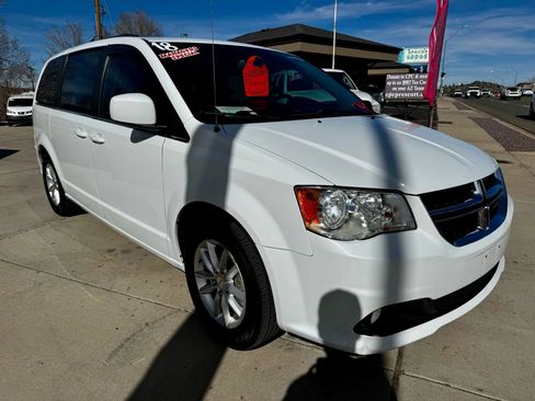 Used 2018 Dodge Grand Caravan SXT image 3