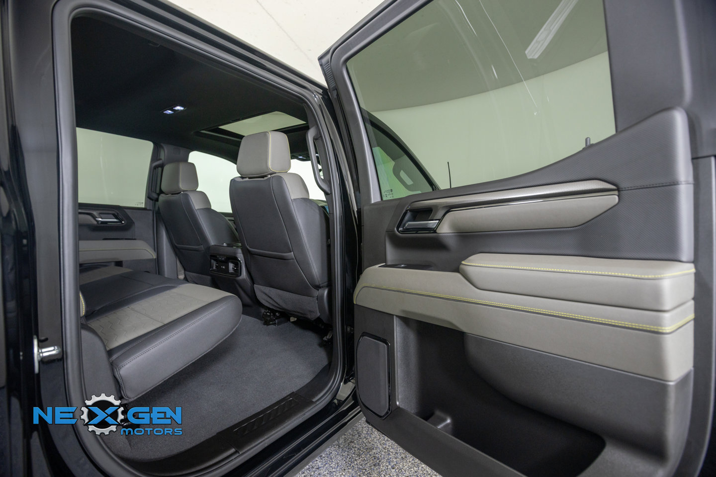 Used 2025 Chevrolet Silverado 1500 ZR2 w/ Technology Package AWD/4WD image 37