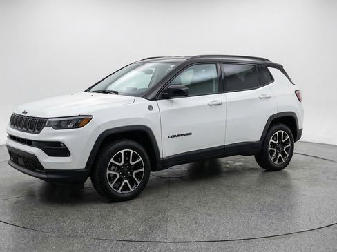Used 2025 Jeep Compass Trailhawk image 2