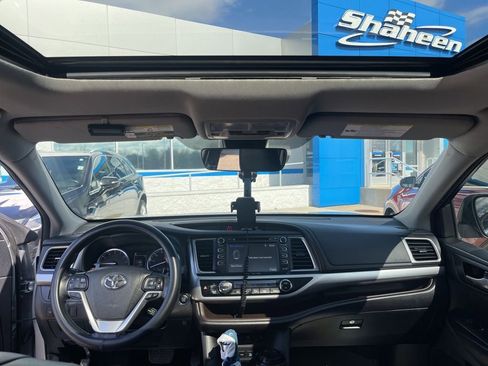 Used 2017 Toyota Highlander XLE image 12