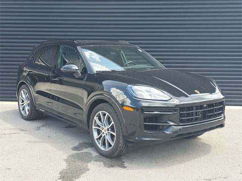Used 2025 Porsche Cayenne image 9