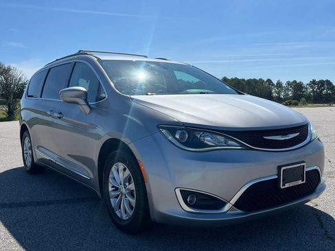 Used 2017 Chrysler Pacifica Touring-L FWD image 1