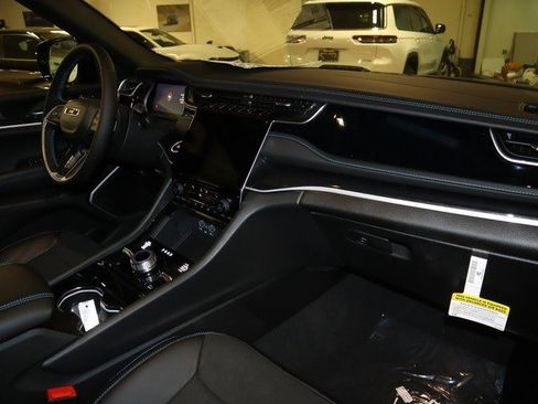 New 2022 Jeep Grand Cherokee Trailhawk w/ Luxury Tech Group III image 24