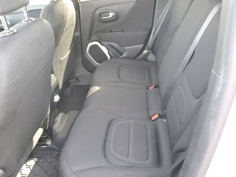 Used 2018 Jeep Renegade Latitude FWD image 12