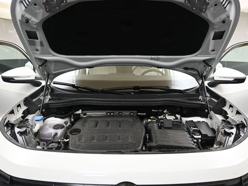 Used 2025 Volkswagen Tiguan SE w/ Panoramic Sunroof Package image 9