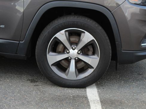 Used 2019 Jeep Cherokee Limited image 34