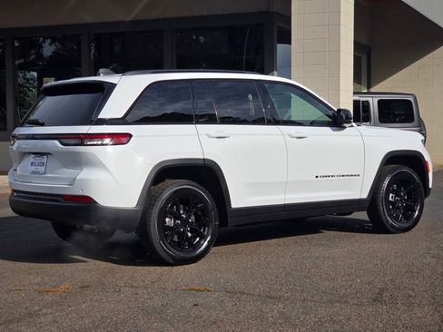 New 2025 Jeep Grand Cherokee Altitude image 4