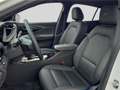 Used 2024 Buick Envista Sport Touring w/ Convenience I Package FWD image 11