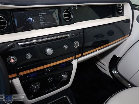 Used 2017 Rolls-Royce Phantom Drophead Coupe image 34