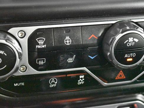 Used 2020 Jeep Wrangler Unlimited Sahara image 33