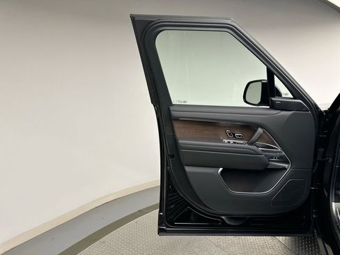 New 2026 Land Rover Range Rover Long Wheelbase SE AWD/4WD image 9