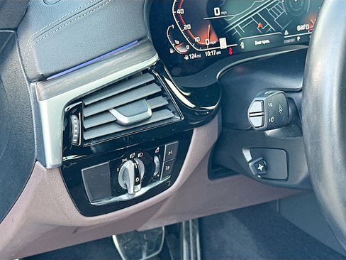 Used 2022 BMW M550i xDrive image 10