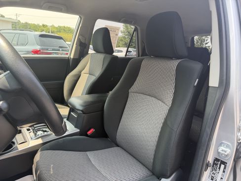 Used 2018 Toyota 4Runner SR5 AWD/4WD image 10