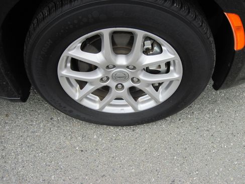 Used 2024 Chrysler Pacifica Touring-L FWD image 3