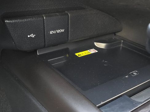 Used 2022 Toyota Camry XLE w/ Navigation Upgrade Package image 16