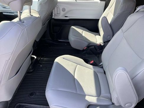 Used 2025 Toyota Sienna XLE image 17
