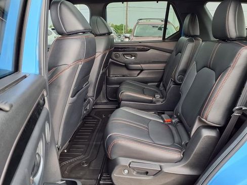 Used 2025 Honda Pilot TrailSport image 8