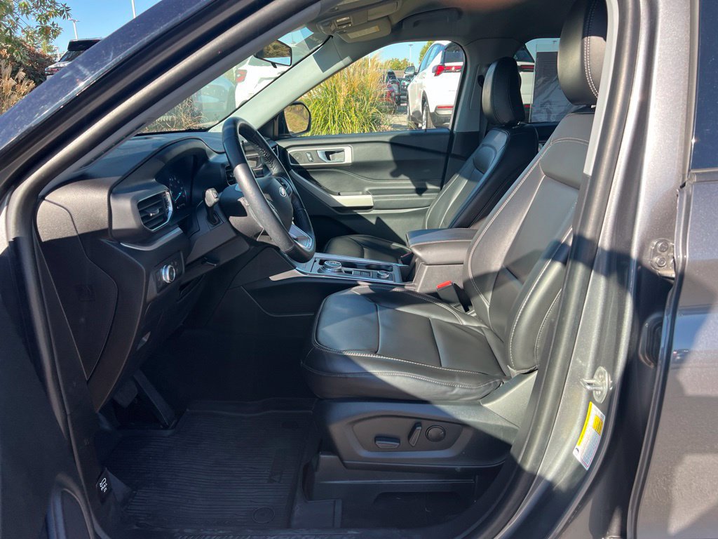 Used 2022 Ford Explorer XLT w/ Equipment Group 202A AWD/4WD image 6