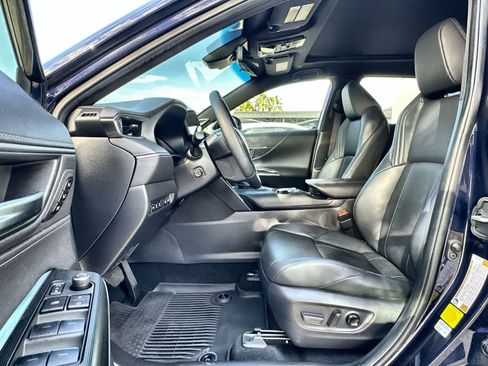 Used 2024 Toyota Venza LE image 2