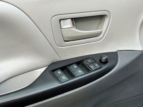 Used 2019 Toyota Sienna L FWD image 14