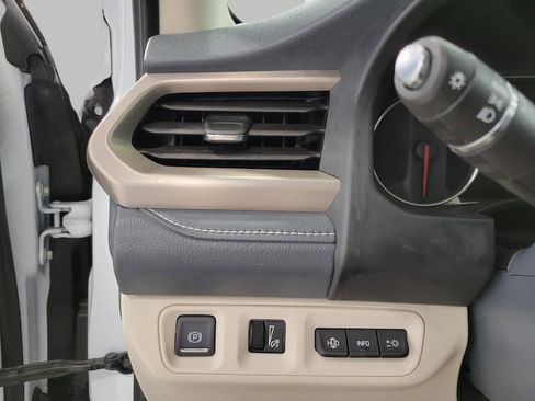 Used 2022 GMC Acadia Denali w/ Denali Ultimate Package image 10