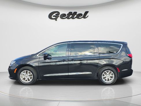 Used 2023 Chrysler Pacifica Touring-L FWD image 8
