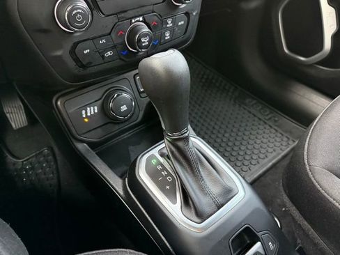 Used 2019 Jeep Renegade Latitude w/ Cold Weather Group image 31