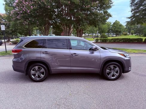 Used 2018 Toyota Highlander Limited Platinum FWD image 17