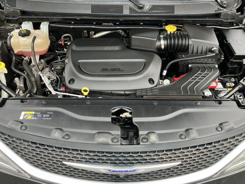 Used 2020 Chrysler Pacifica Touring-L Plus FWD image 39