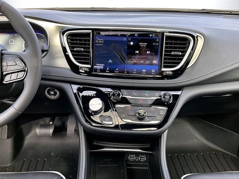 Used 2023 Chrysler Pacifica Limited w/ S Appearance Package image 11